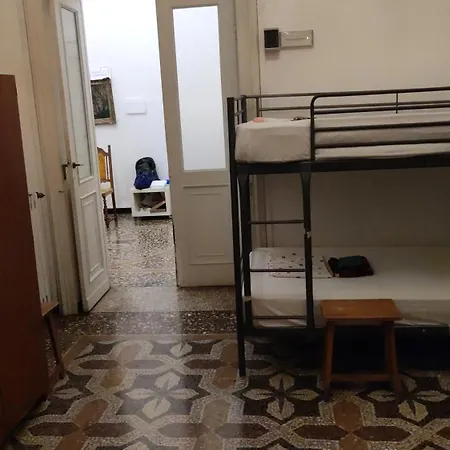 אכסניה Hostello Genovese *
