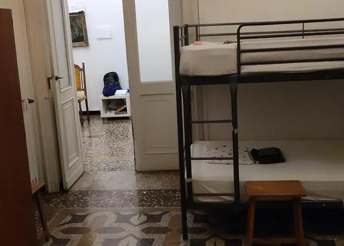 אכסניה Hostello Genovese *